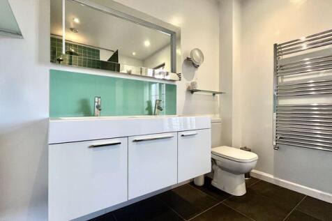 En-Suite to Bedroom 1