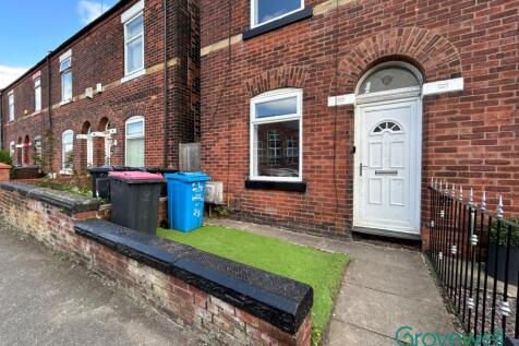Grovewell are please to offer to let this two-bedroom unfurnished terraced home in Pendlebury, featuring a reception room, eat-in kitchen, two bedrooms, and a bathroom. Rear paved yard and street park