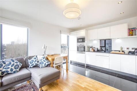 A contemporary 2 bedroom apartment set on the 5th floor of this modern residential development perfectly located next to the expansive open water of the East and West reservoirs. This modern flat is w