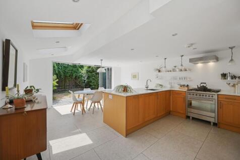 BCFBL - Becklow Road - Kitchen Dinning (4).JPG