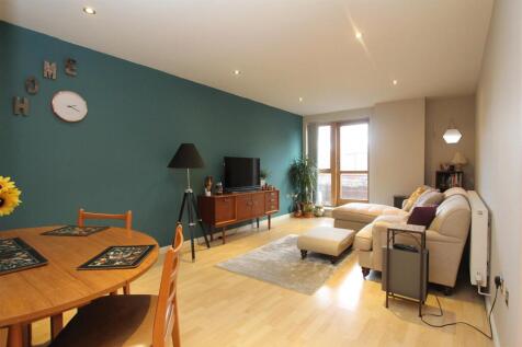 Delightful two bedroom, two bathroom furnished apartment available at Brewery Wharf. Open plan living room with balcony and with fully equipped kitchen area. Two double bedrooms, the master having en-