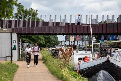 Enjoy walks along the canalside at Hackney Wick
