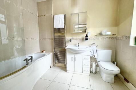 Master bedroom En-suite