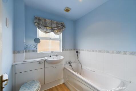 CAM03218G0-PR0516-STILL017