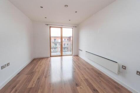 SITTING DINER AND FITTED KITCHEN
