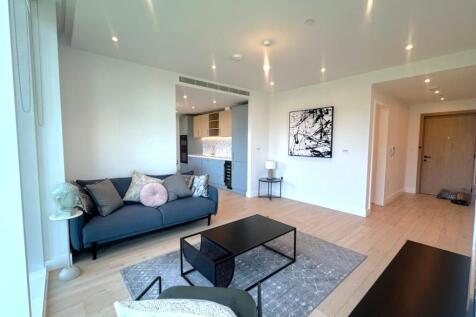 A lovely one bed apartment on the 6th floor of this recently completed development which is in a central location and comes with concierge