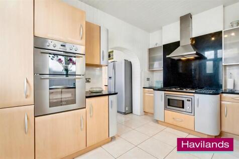 Woodland Way N21 3PY-18.jpg