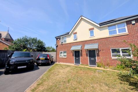 ** Zero Deposit Guarantee Available **
Available Mid-To- Late-August. This beautifully presented 3 bedroom home comes with two large double bedrooms and one smaller single. Driveway parking in front a