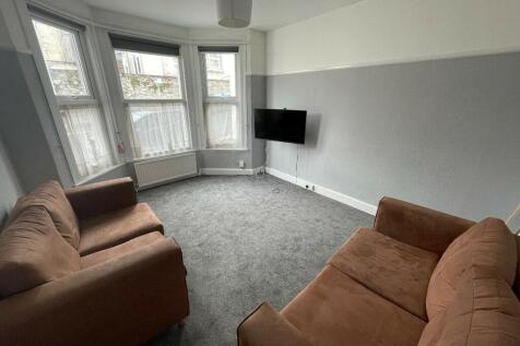 5 Bedroom House in PL4 6BG