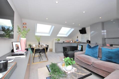 No Deposit Option Available | Available 5th October | Furnished | Fully Refurbished | Split Level | Four Double Bedrooms | Three Bathrooms | HMO - Sharers Welcome | Energy Efficiency Rating C.