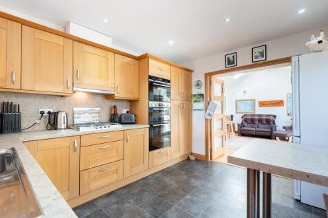 BREAKFASTING KITCHEN