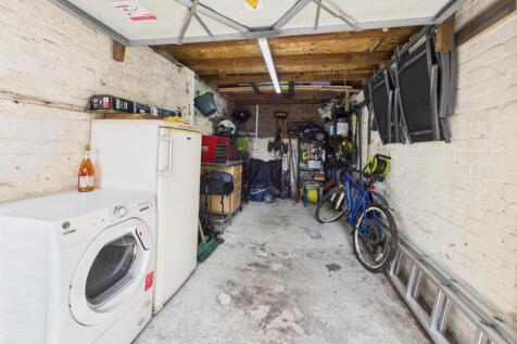 CAM03729G0-PR0064-STILL021