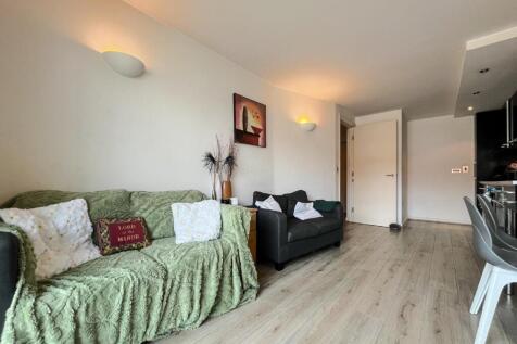 This good sized apartment is centrally located in the ever popular West Point development, just minutes from the train station and numerous bars, restaurants and coffee shops. The property boasts two