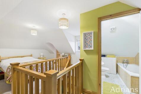 FIRST FLOOR EN-SUITE