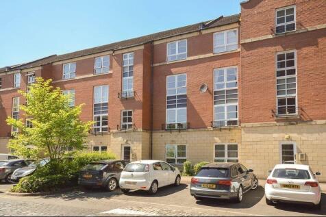 Exceptional, Unfurnished 2 bed property in excellent locale close to amenities, city centre and major transport links. Property comprises: hall, living room/dining room, stylish kitchen, two bedrooms