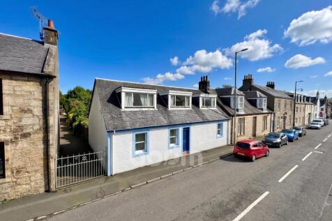 Calder Street, Lochwinnoch three bedroom end terra
