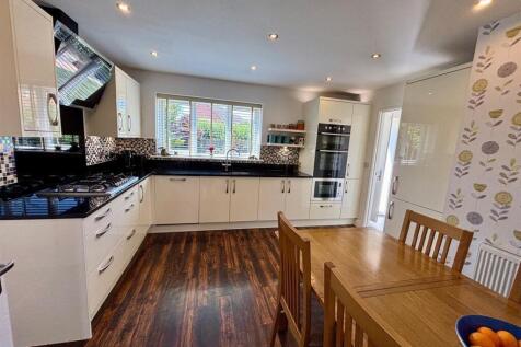 Superior Well Equipped Breakfast Kitchen