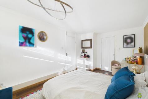 CAM03779G0-PR0318-STILL004