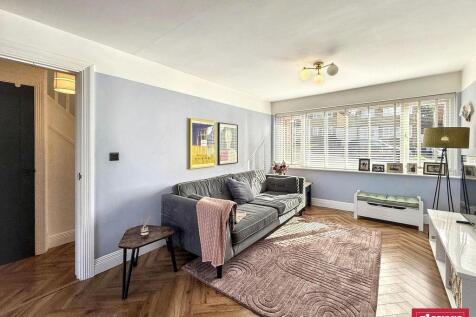 LIVING / DINING ROOM