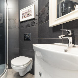 black-tiles-on-the-wall-in-contemporary-toilet-202