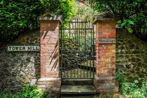Bowstones, Tower Hill.jpg