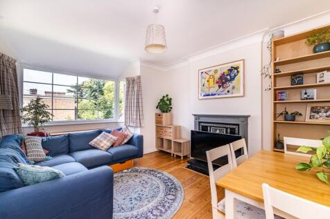 Charming first floor 3 bedroom, 2 bathroom maisonette with communal gardens.
