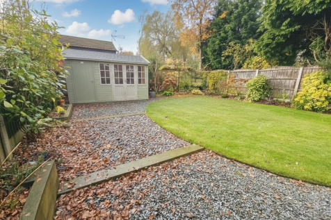 Garden to Summerhouse Sunshine.png