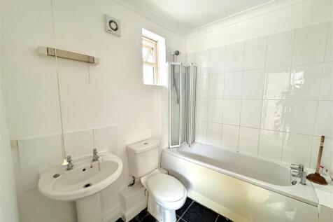 IMG_0758 Bathroom.jpg