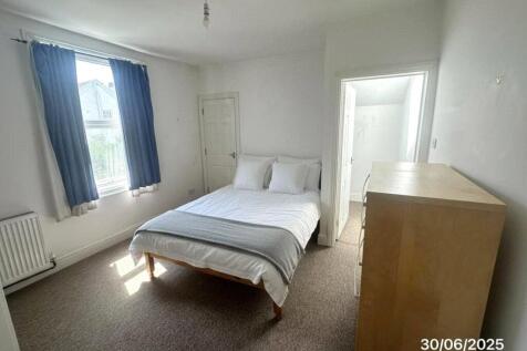 Key features: SINGLE APPLICANTS & SMALLER GROUPS MAY APPLY, dishwasher, bus links to UWE, 30 minute walk to University of Bristol. This 6 bedroom student flat is set in a GREAT LOCATION on the VIBRANT