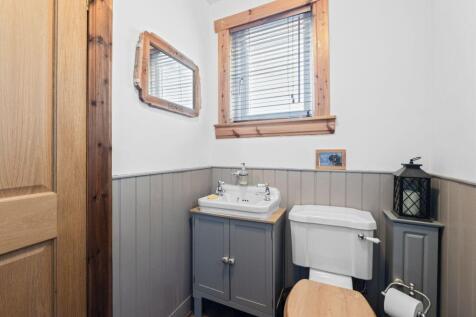 3 bed, 2 bath Detached Bungalow in Leeds - Photo 8
