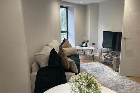 CH71 - Nestled in the vibrant heart of Leeds, this charming one-bedroom apartment on North Street offers a perfect blend of comfort and convenience. Spanning an inviting 463 square feet, the property