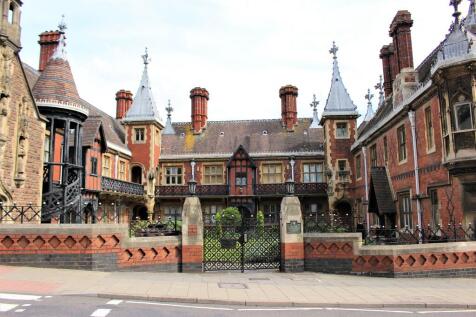 Berkeley Estates & Management are pleased to offer for rent this extremely well presented Studio Apartment located within the infamous The Three Kings Court. In the late 1800's the three kings court w