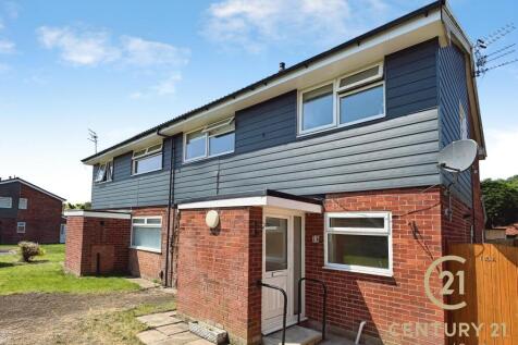 Two bedroom ground floor flat with garden for let!
