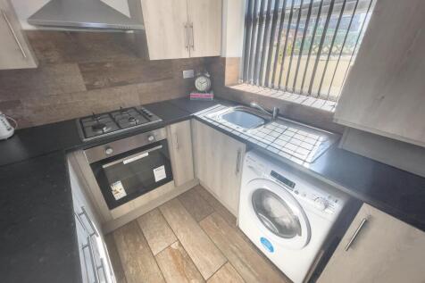£110.00PPPW - ENSUITE ROOM AVAILABLE IN A 6 BED HOUSE SHARE - ALL BILLS AND COUNCIL TAX INCLUDED