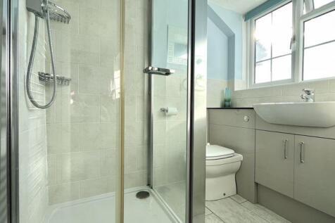 En-Suite to Bedroom 1