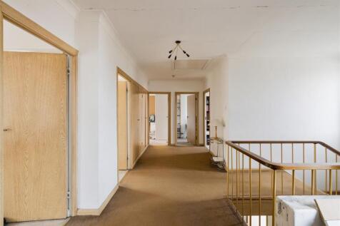 The Warren Drive, E11