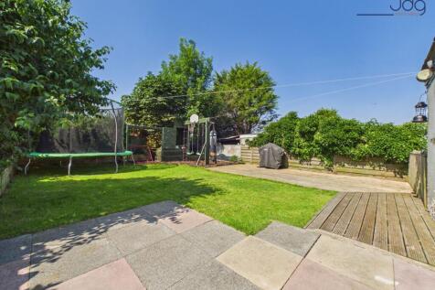Spacious Family Garden With Lawn And Decking