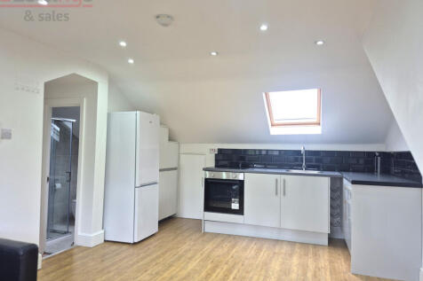 This furnished 2-bedroom flat in Hendon offers a comfortable living space with an open plan lounge and modern amenities. The property includes a well-equipped kitchen with a microwave, a bathroom, and