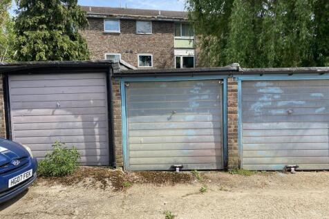 Garage Oakley Close 2.jpg