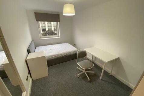 Enjoy the convenience of city living in the heart of Leeds city centre with this well-managed property from Samara Lettings.