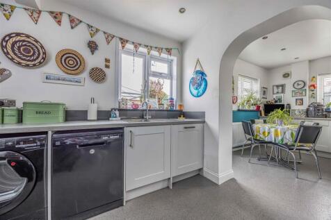 250 Havant Road, Hayling Island-Small-PorticoMarke