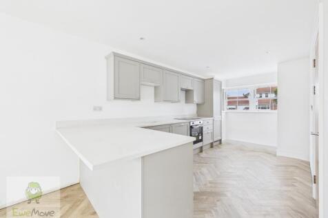 CAM02308G0-PR0220-STILL015