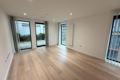 Metra Living is proud to present this two-bedroom, 2 bathroom home to rent located on the 2nd floor at the prestigious Royal Wharf development. The Treacle Works is positioned just a few minutes’ walk