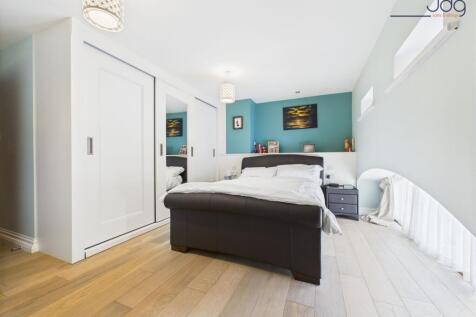 Master Bedroom with Ensuite and built in wardrobe