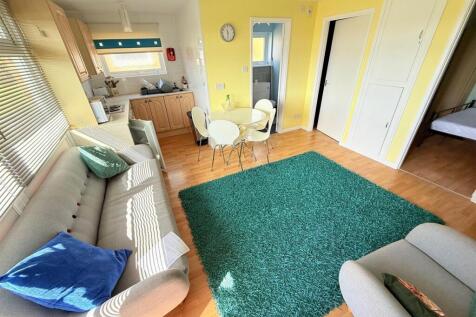 Lounge/Dining Area