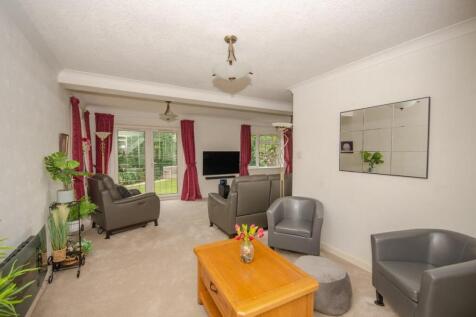 Living room pic 3.jpg