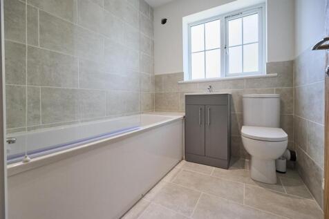 Family Bathroom to Rear