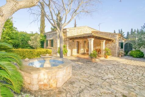 BEAUTIFUL PROPERTY DIVIDED INTO TWO INDEPENDENT VILLAS WITH ETV LICENSE