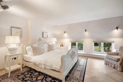 Generous guest bedroom with en-suite ...