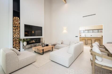 Modern luxury home with pool in a prime location in Puerto Pollensa